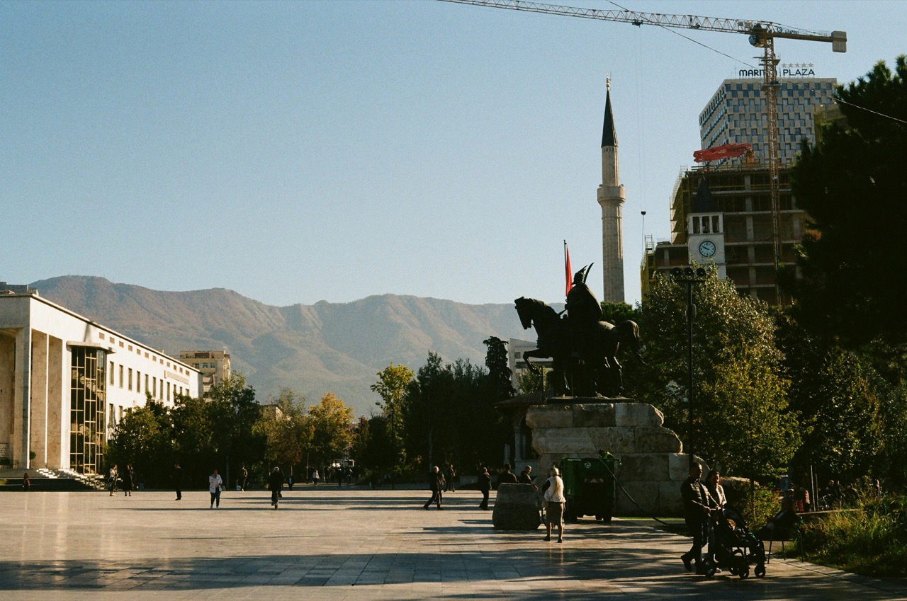 Skanderbegovo námestie v Tirane s pomníkom Skanderbega a minaretom