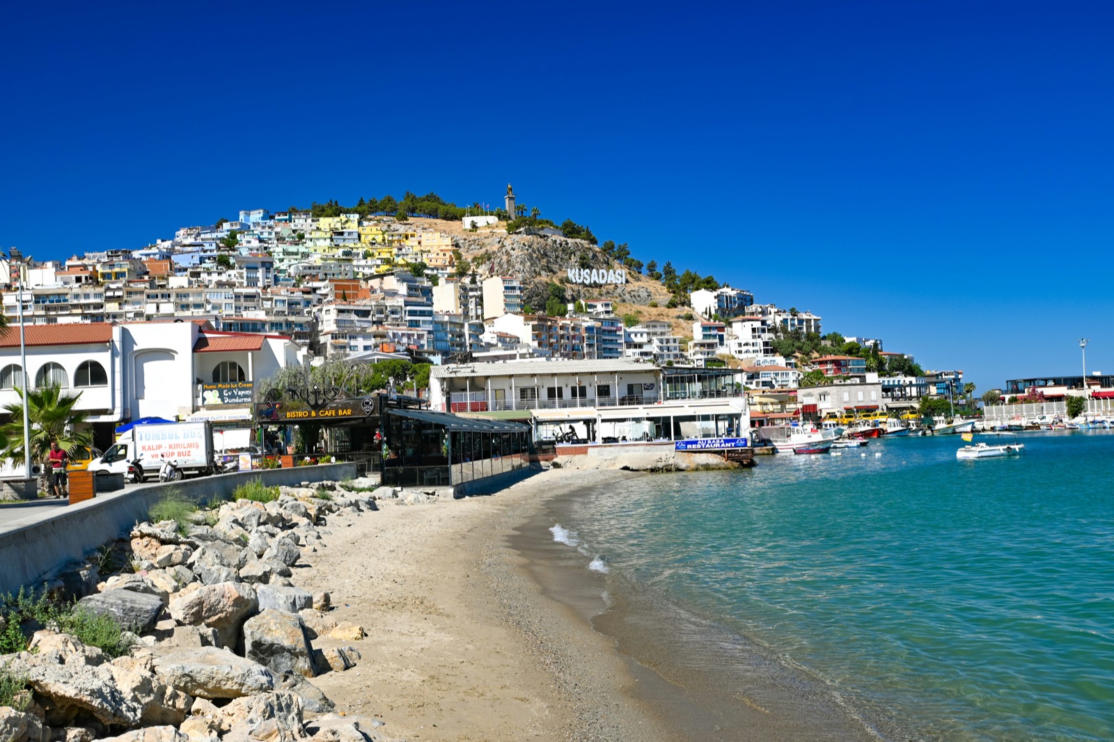 Pláž a mesto Kuşadası na pobreží Egejského mora