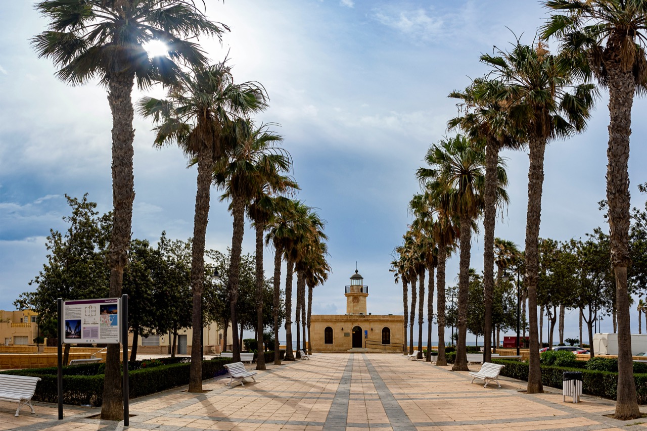 Promenáda s palmami a majákom v Roquetas de Mar v Španielsku