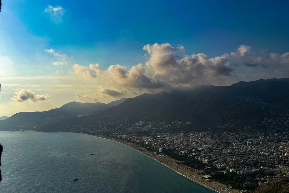 Pohľad z hradného kopca na dlhú pláž a mesto Alanya
