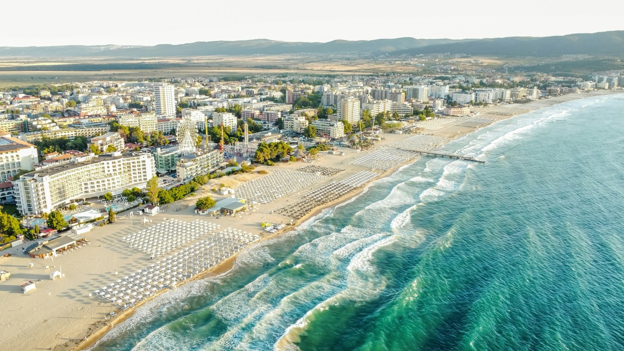 Letecký pohľad na dlhú piesočnatú pláž a hotely pri Slnečnom pobreží
