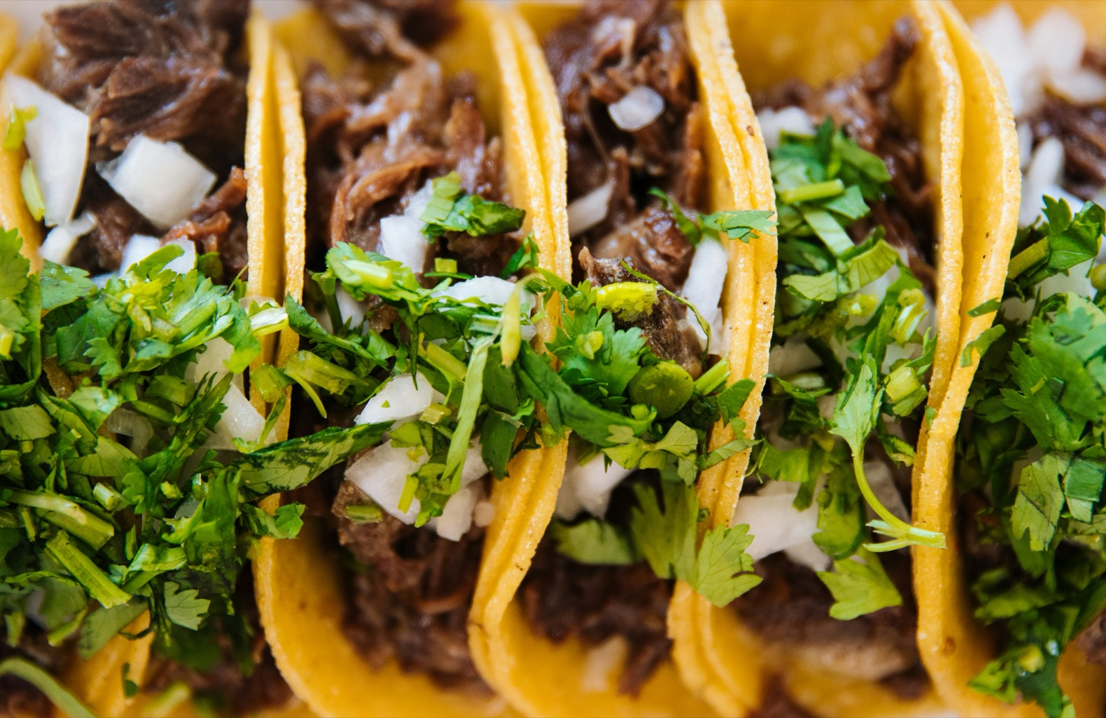Tacos s mäsom, cibuľou a koriandrom