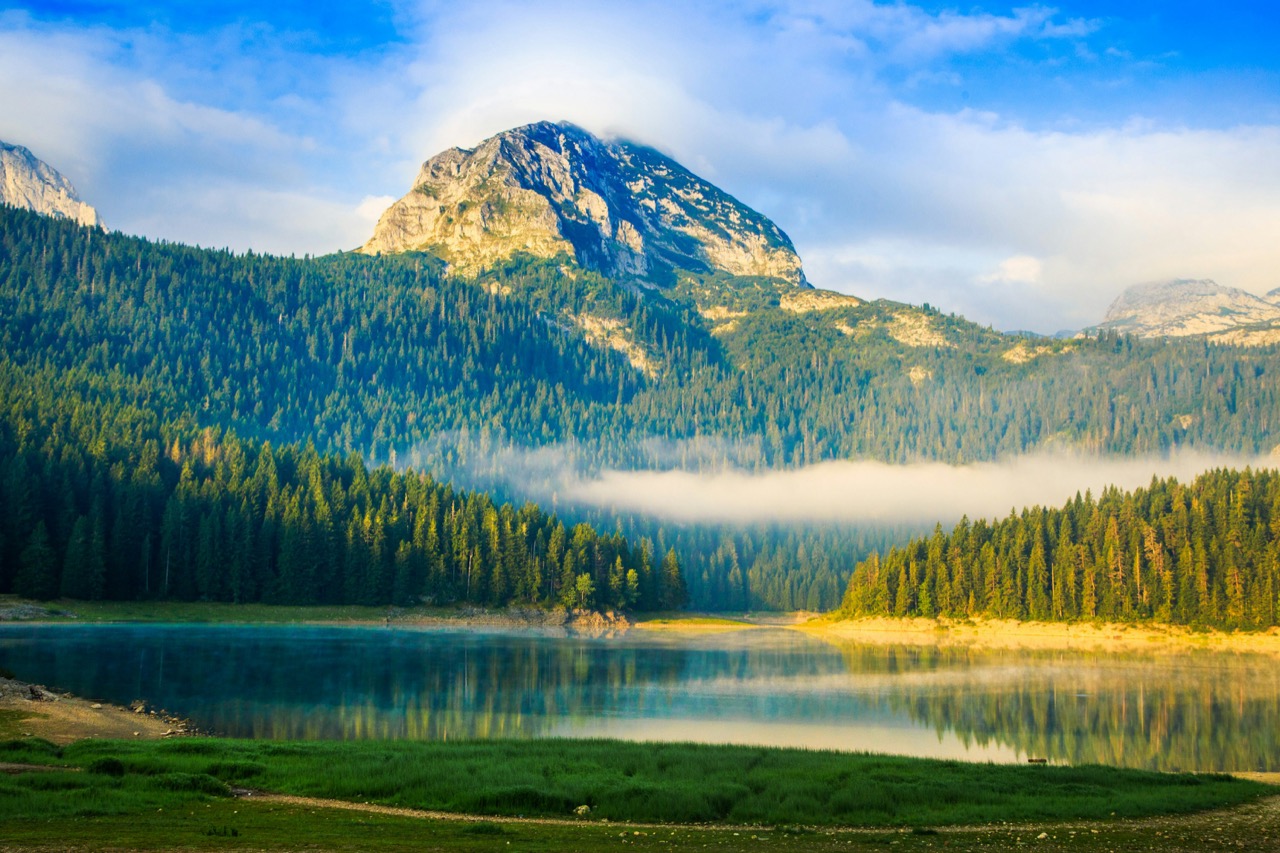 Čierne jazero v národnom parku Durmitor pod horským štítom