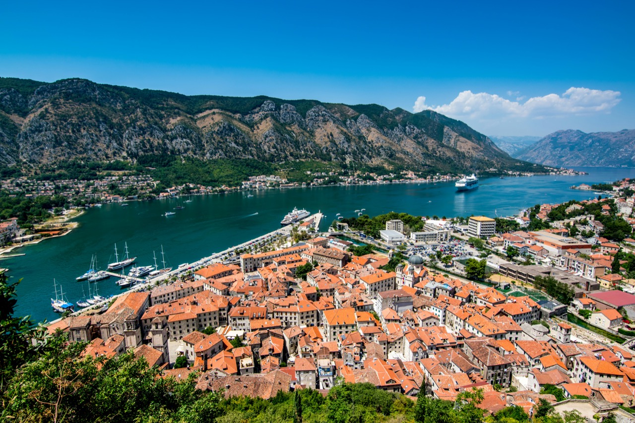 Pohľad na starý Kotor a Boku Kotorskú medzi horami