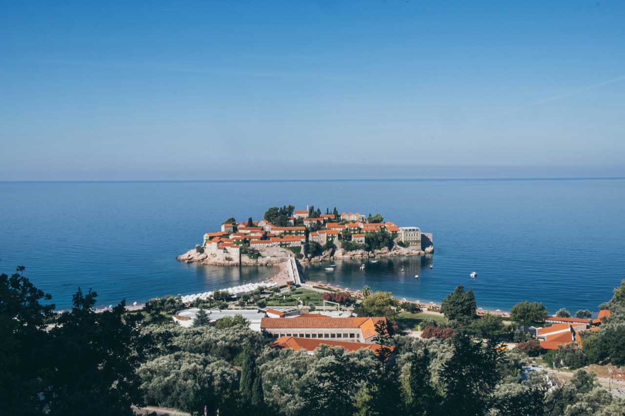 Ostrovček Sveti Stefan neďaleko Budvy s červenými strechami