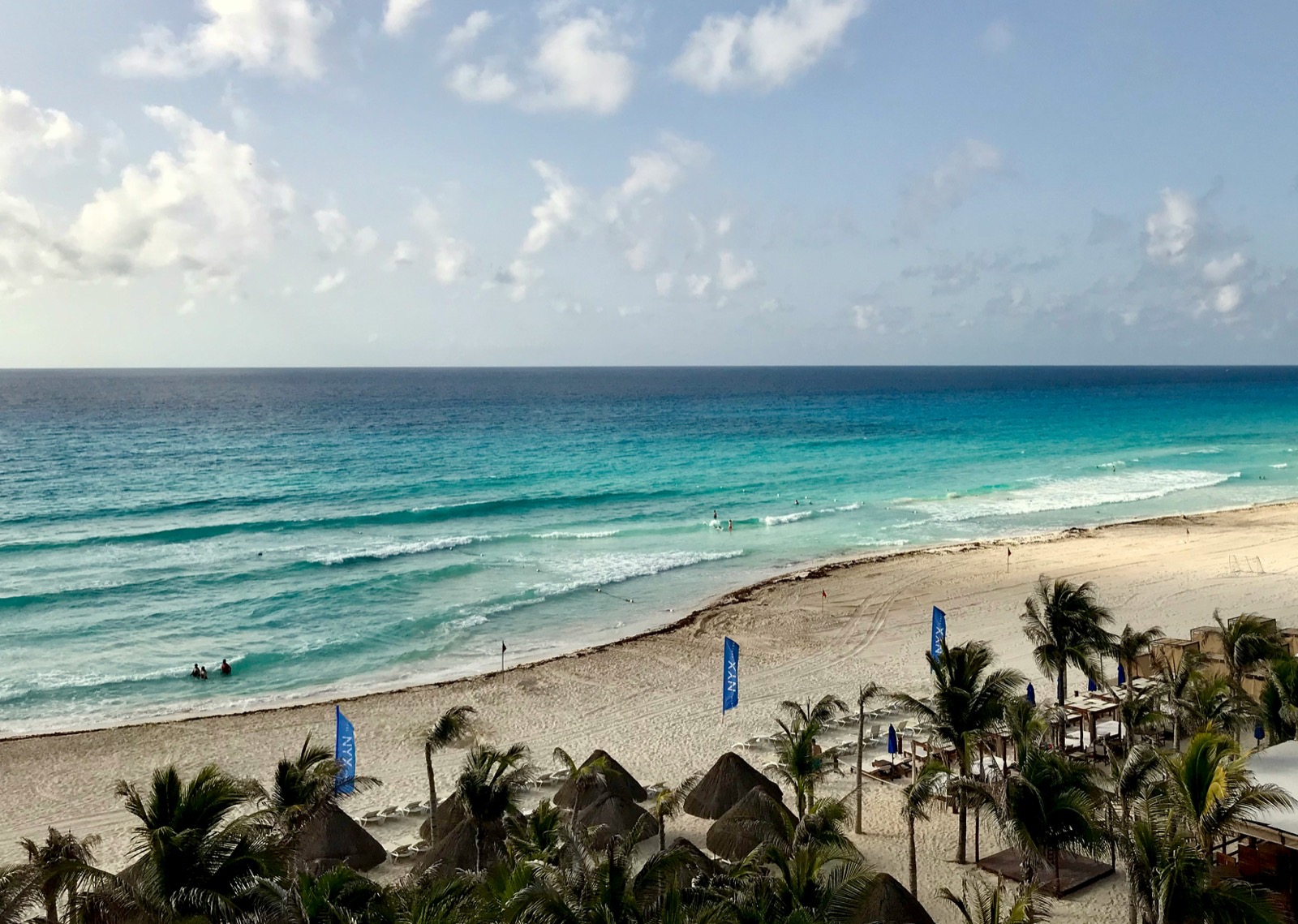 Pláž pri Punta Nizuc v Cancúne s výhľadom na tyrkysové more