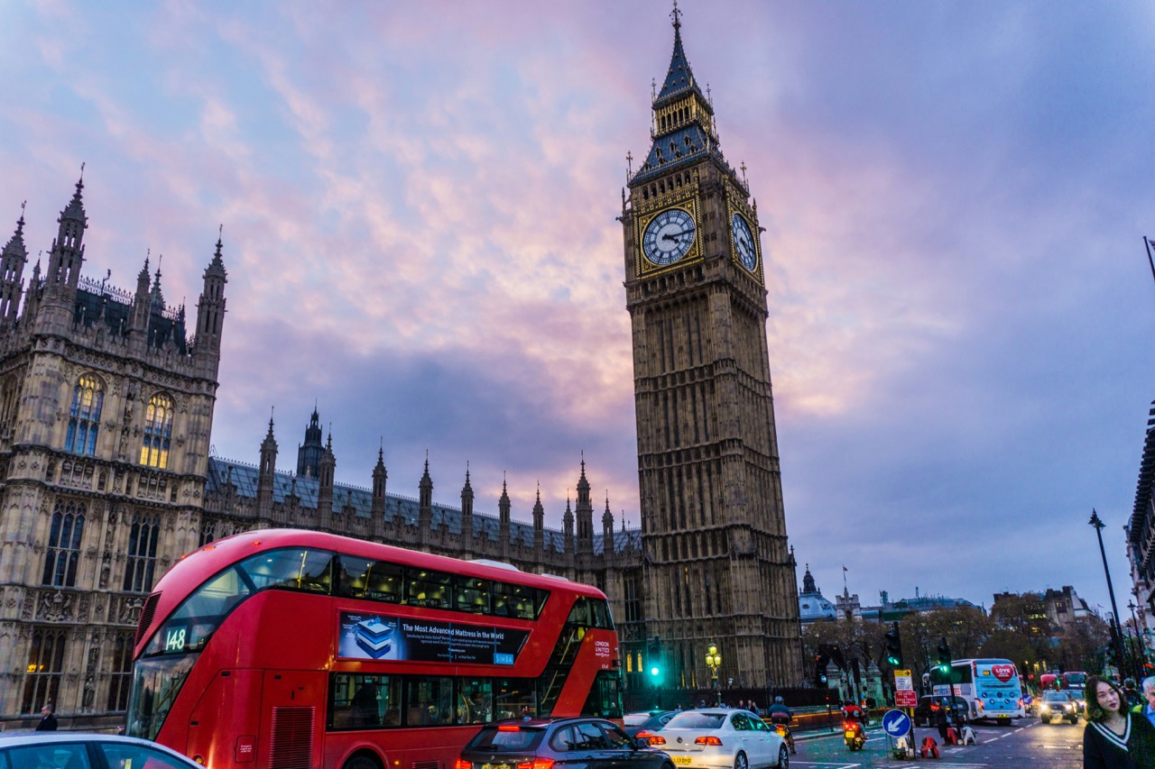 Big Ben a červený poschodový autobus v Londýne pri súmraku