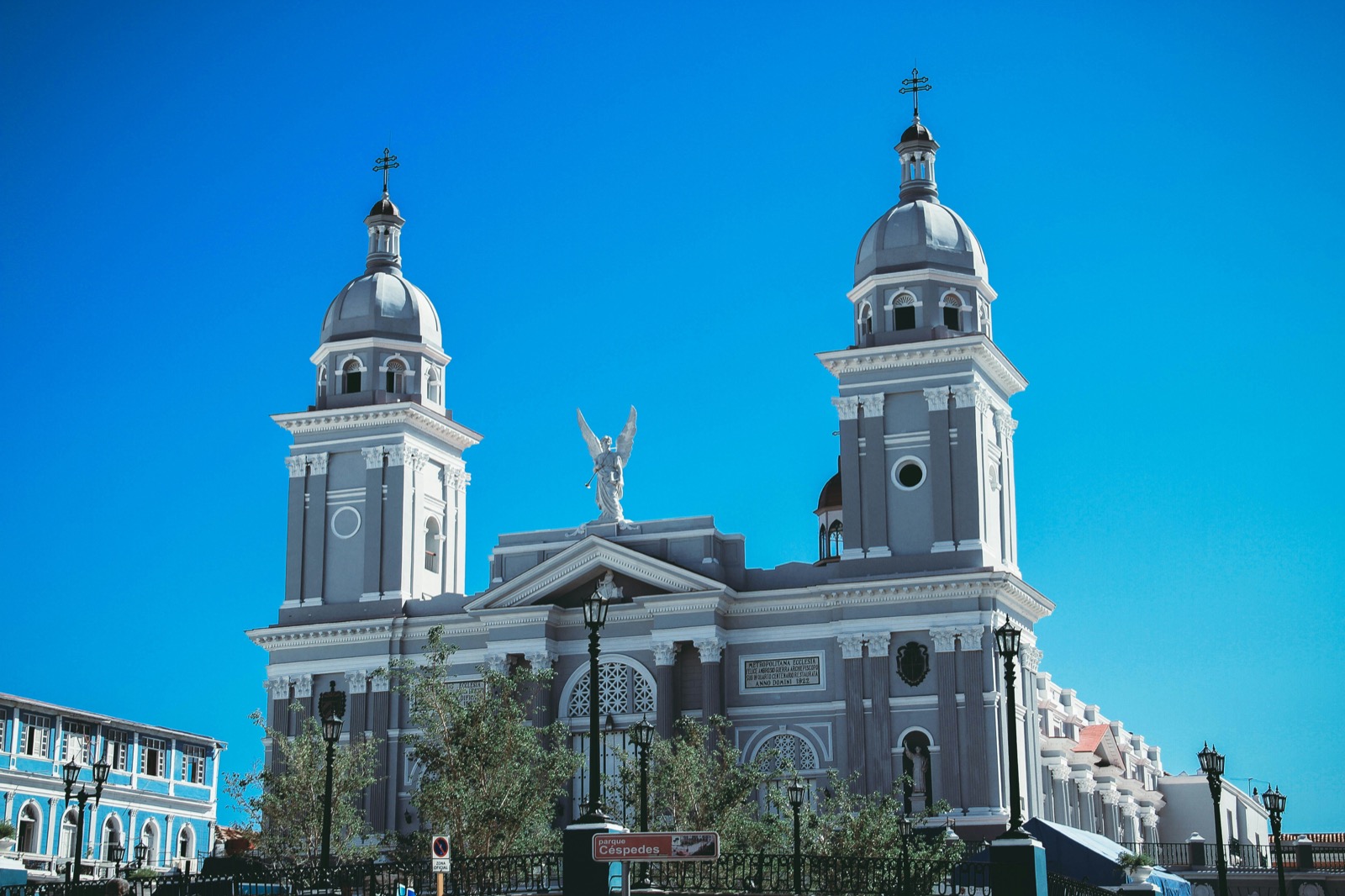 Katedrála s dvoma vežami a sochou anjela v Santiagu de Cuba