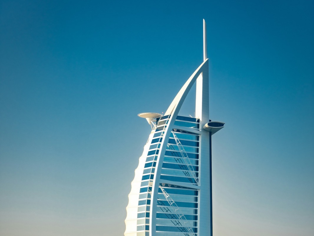 Hotel Burj Al Arab v tvare plachty a pláž s príbojom v Dubaji