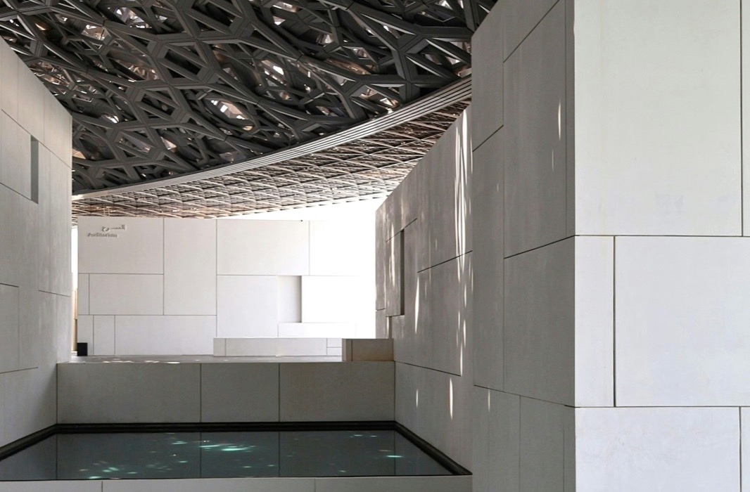 Geometrická kupola Louvre Abu Dhabi nad vodou
