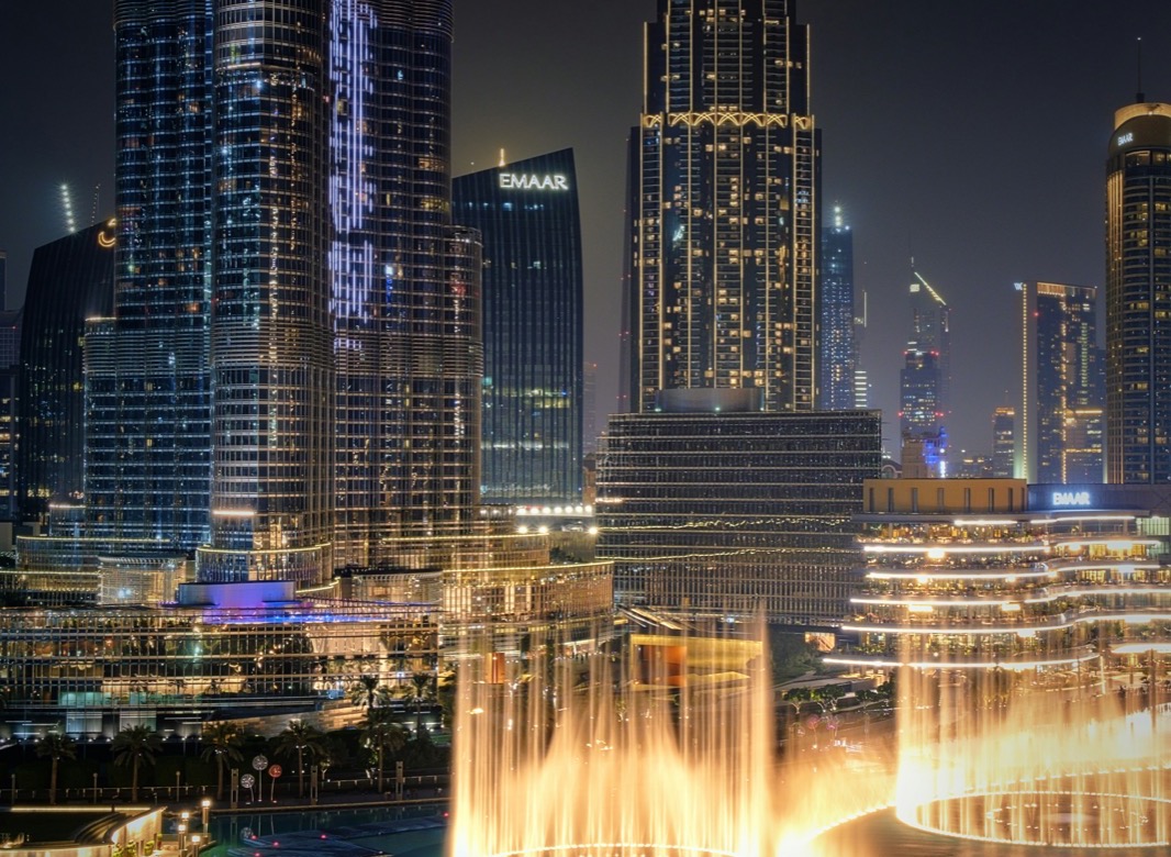 Fontány Dubai Fountain večer pod mrakodrapmi v centre Dubaja