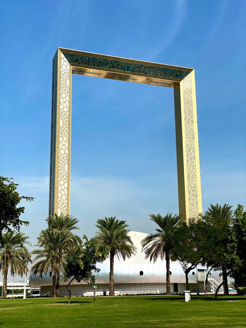 Dubajský rám v parku Zabeel medzi palmami pod modrou oblohou