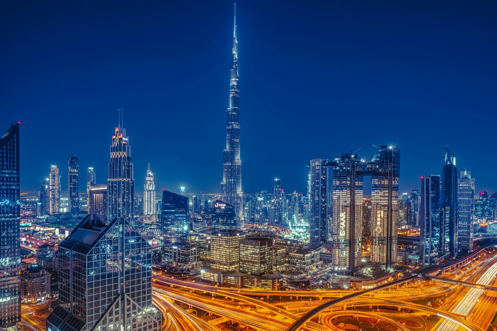 Nočný pohľad na Burj Khalifu a mrakodrapy v centre Dubaja