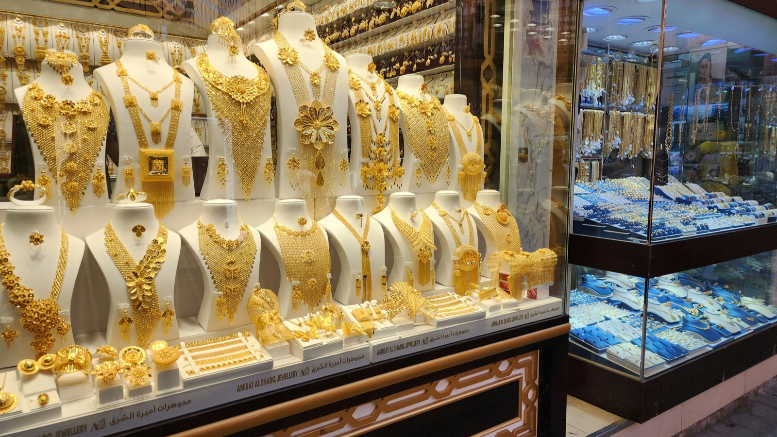 Zlaté šperky vo výklade na trhu Gold Souk v Dubaji