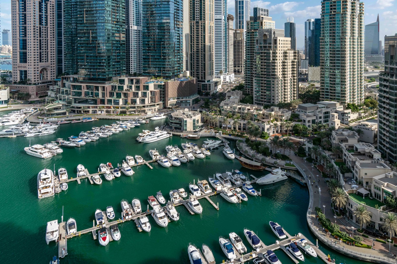 Prístav Dubai Marina s jachtami medzi mrakodrapmi