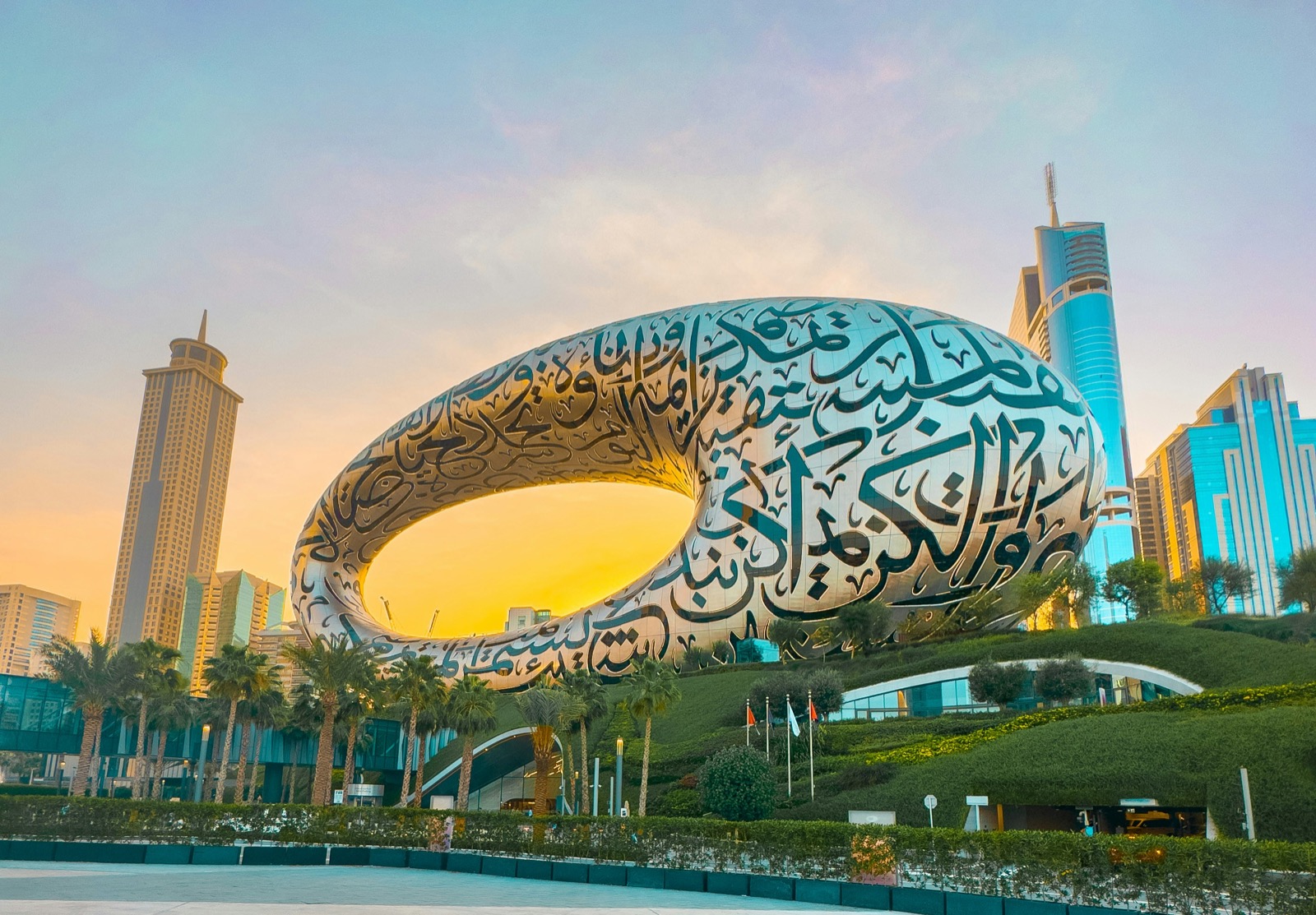 Múzeum budúcnosti v Dubaji s arabskou kaligrafiou na fasáde