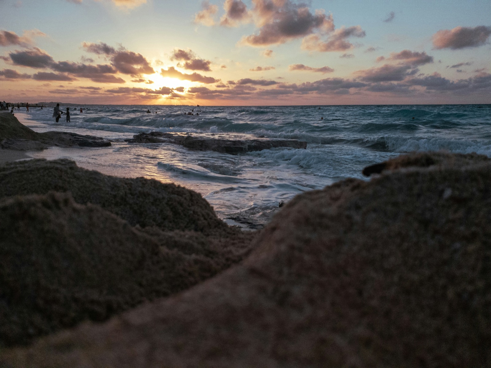 Západ slnka nad pobrežím pri Sidi Abd El-Rahman v El Alameine