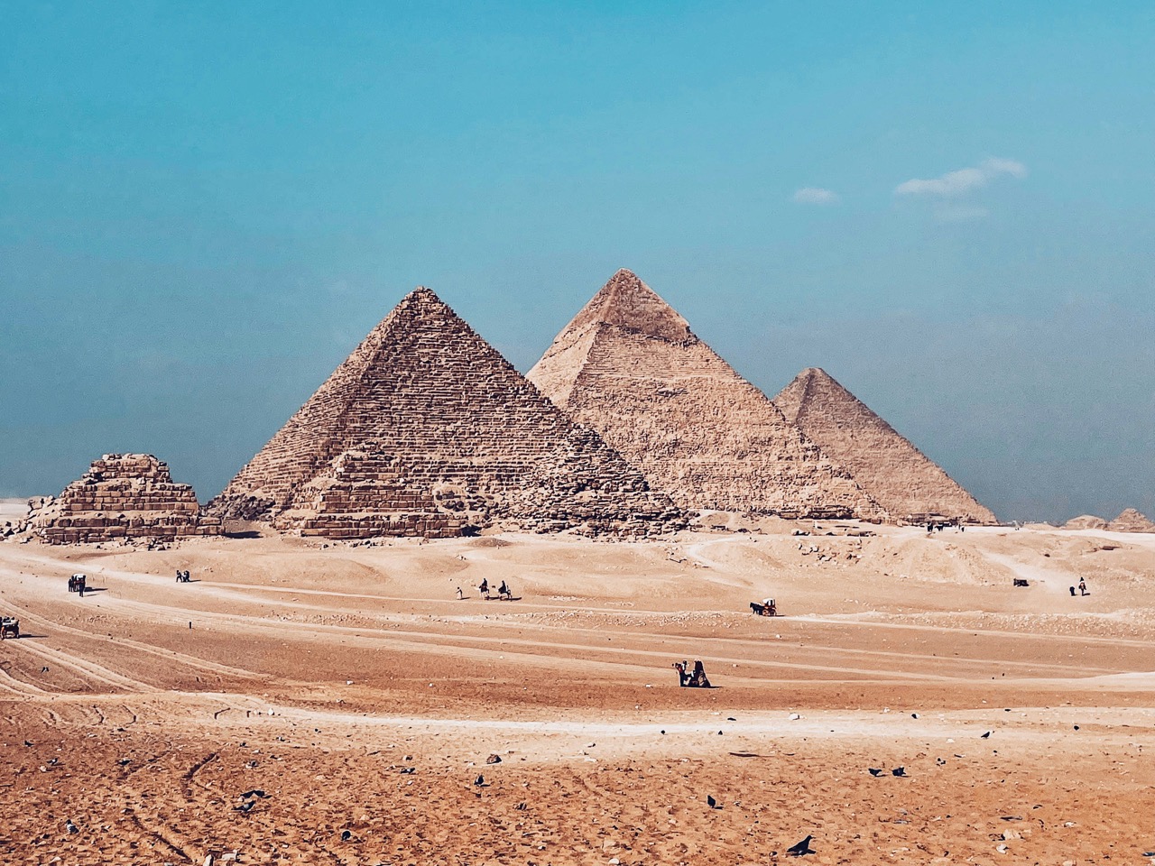 Pyramídy v Gíze v púšti pri Káhire