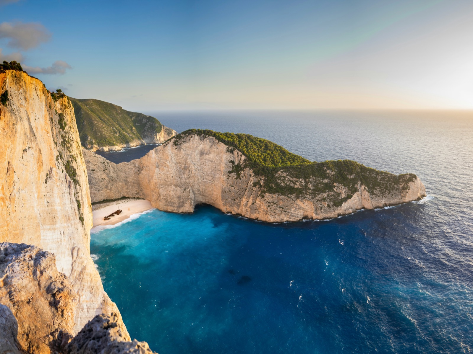 Pláž Navagio na Zakynthose s vrakom lode a bielymi útesmi