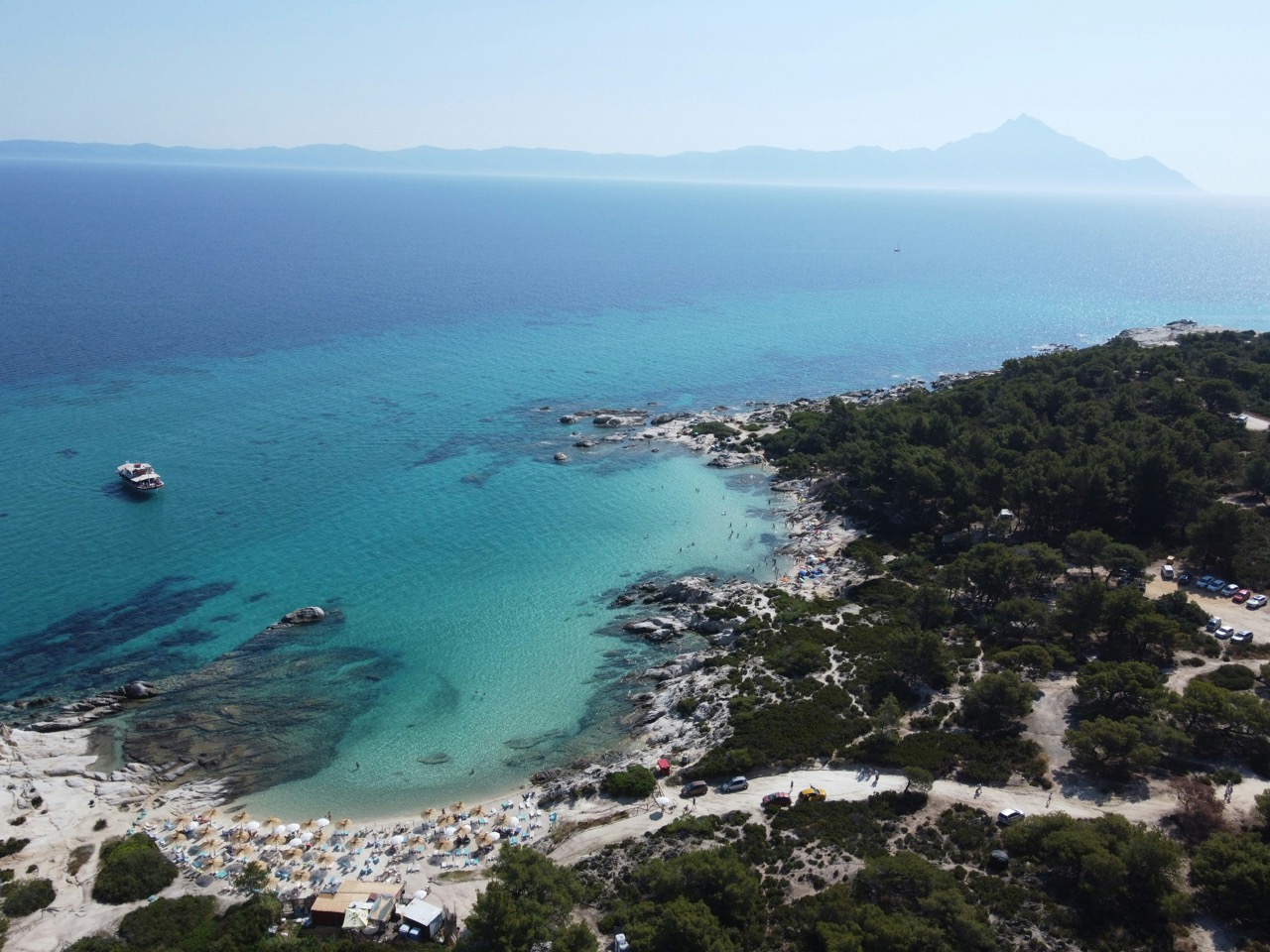 Letecký pohľad na tyrkysovú zátoku s piesočnatou plážou na Chalkidiki