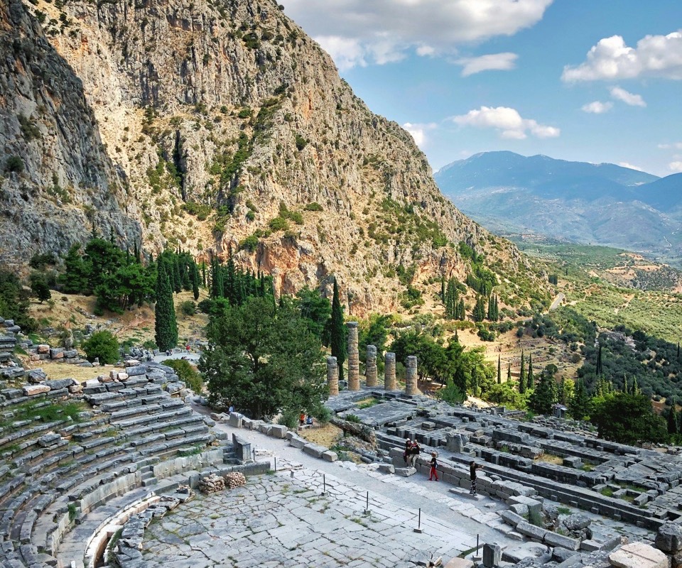 Antické divadlo a ruiny v Delfách pod horským svahom
