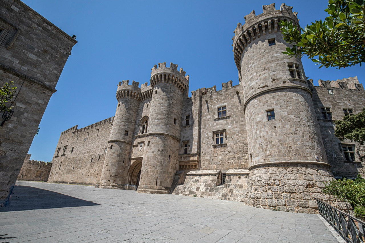 Palác Veľmajstrov s vežami v meste Rodos