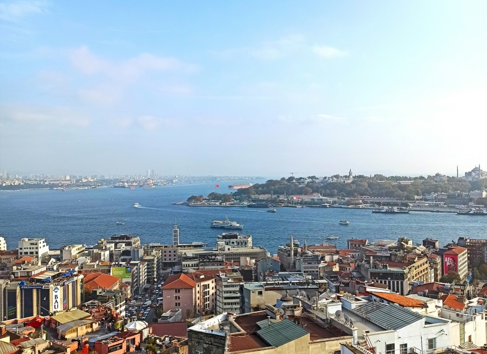 Pohľad na Bospor a strechy Istanbulu z výšky