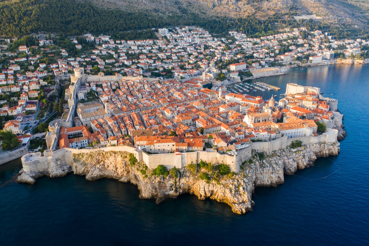 Letecký pohľad na staré mesto Dubrovník s hradbami nad morom