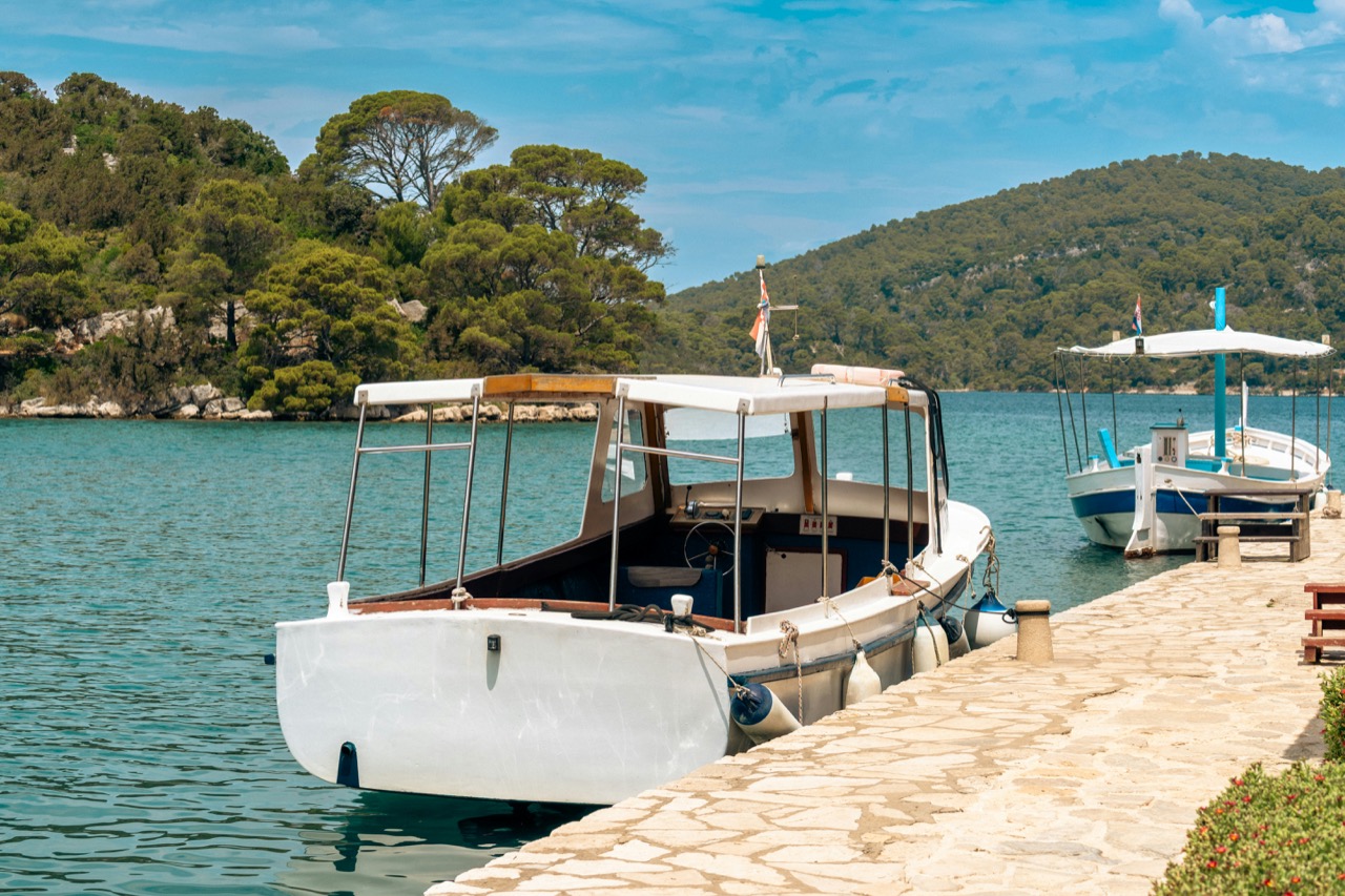 Loďky pri móle na jazere v národnom parku Mljet