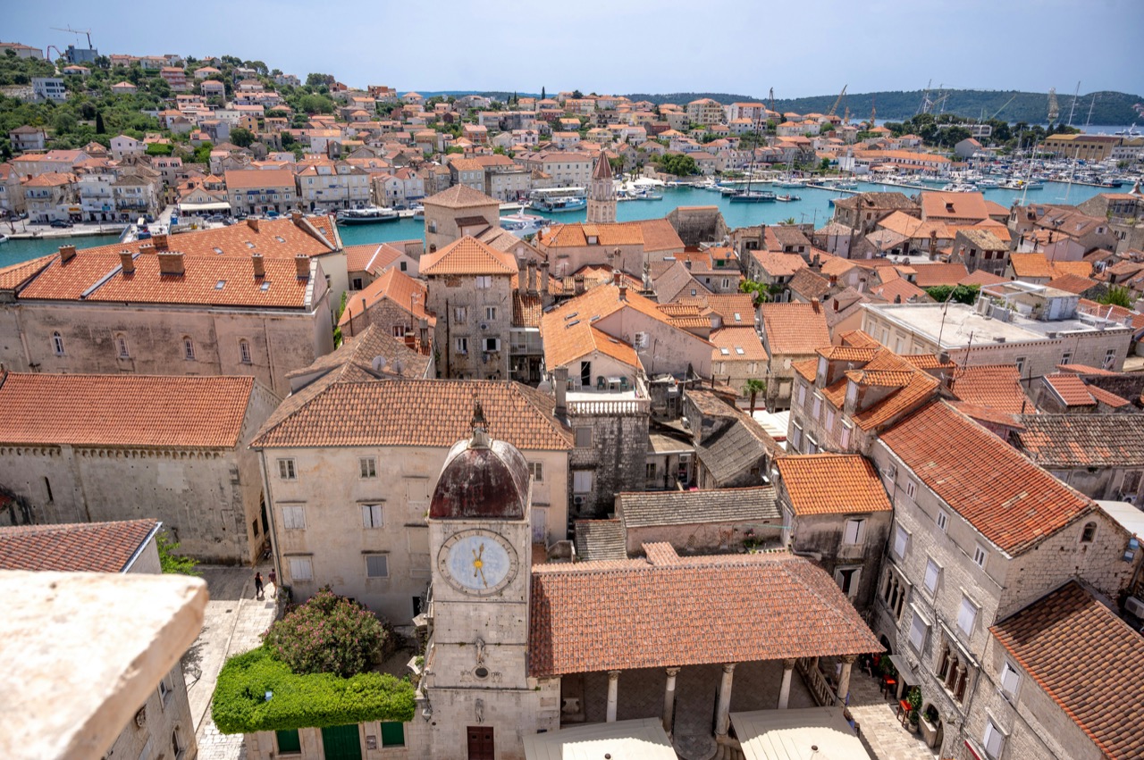 Strechy starého mesta Trogir s hodinovou vežou a prístavom