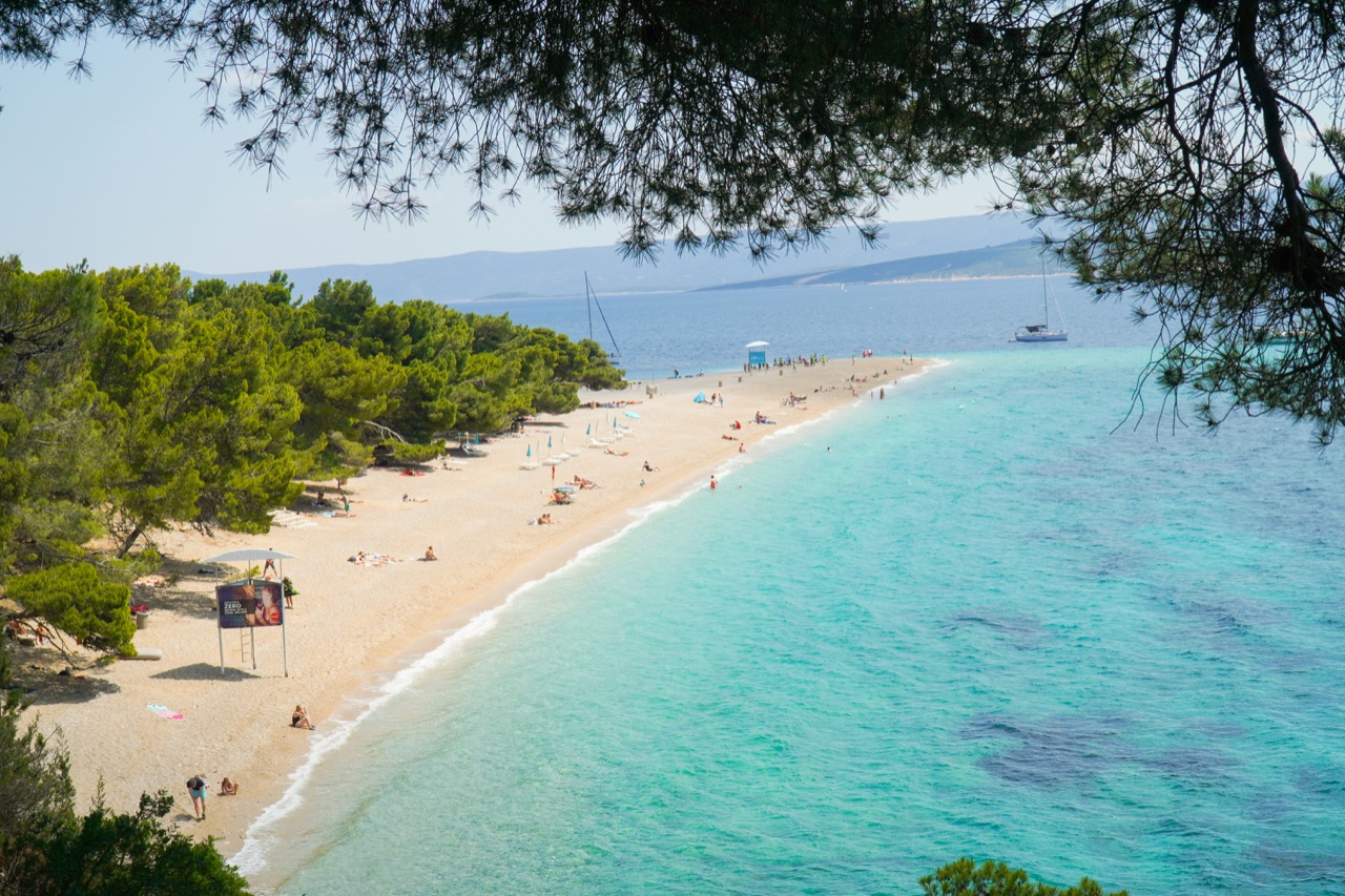 Pláž Zlatni rat na ostrove Brač obklopená borovicami