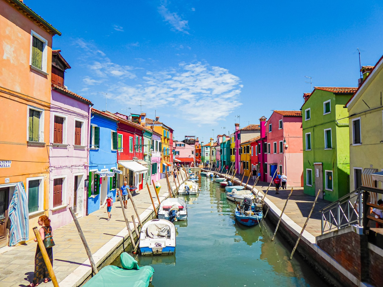 Farebné domčeky pri kanáli na ostrove Burano pri Benátkach