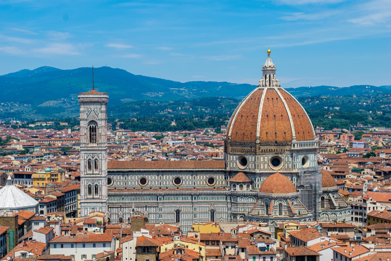 Kupola katedrály Santa Maria del Fiore a zvonica nad strechami Florencie