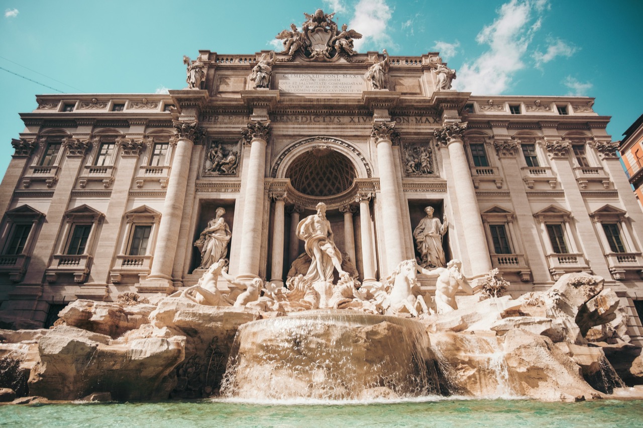 Fontána di Trevi v Ríme pred barokovým palácom