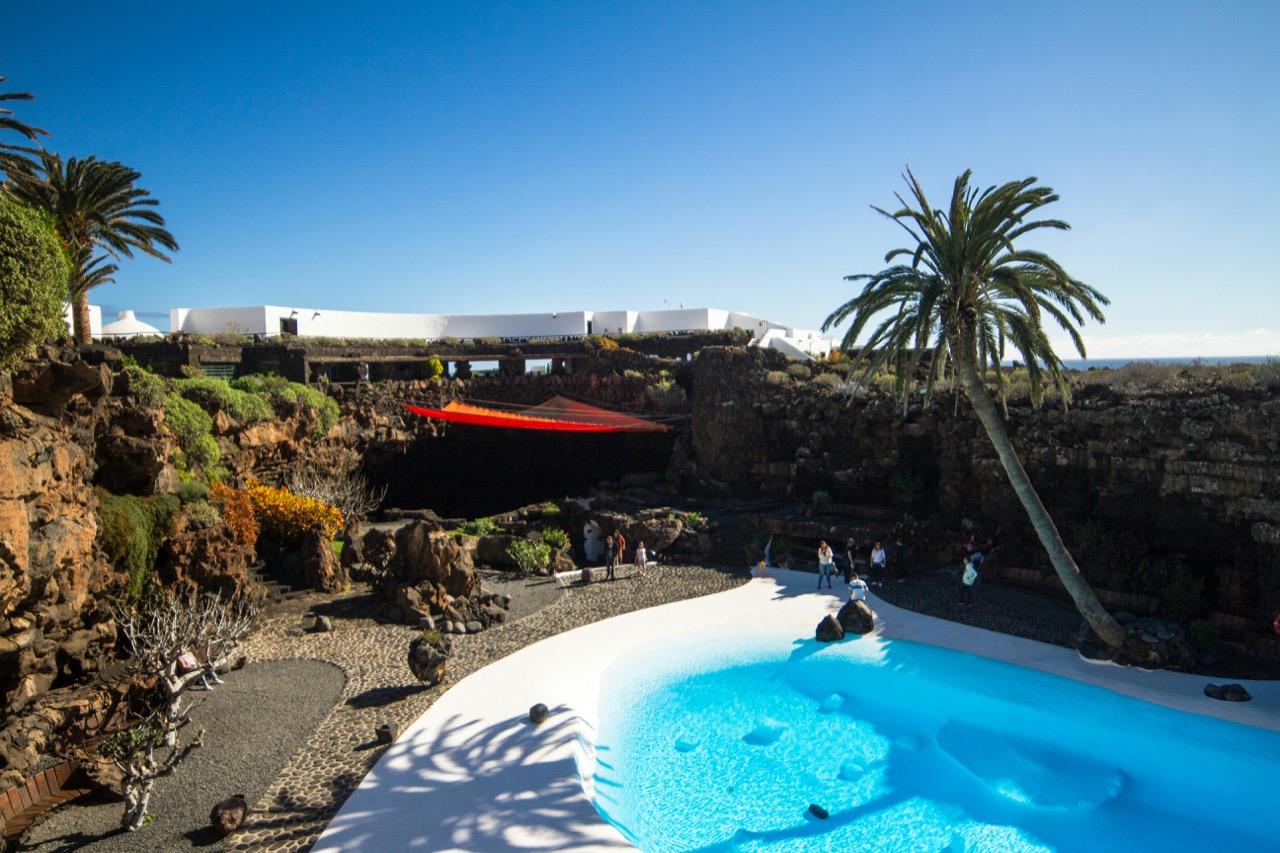 Biely bazén a palma v komplexe Jameos del Agua na Lanzarote