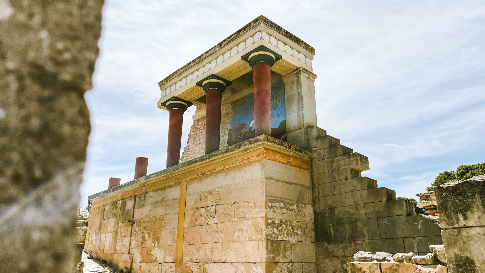 Palác Knossos s charakteristickými červenými stĺpmi na Kréte