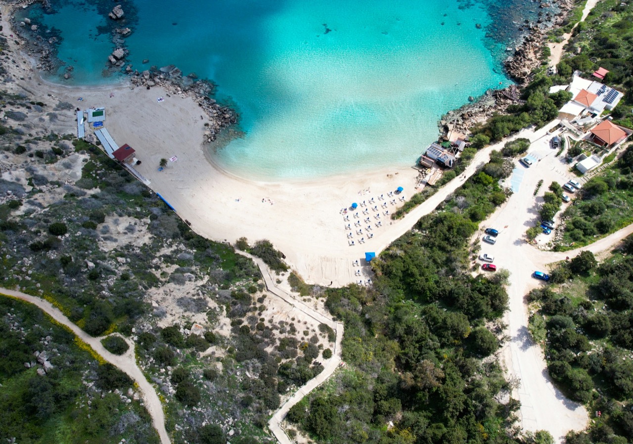 Letecký pohľad na zátoku Konnos Bay pri Protarase
