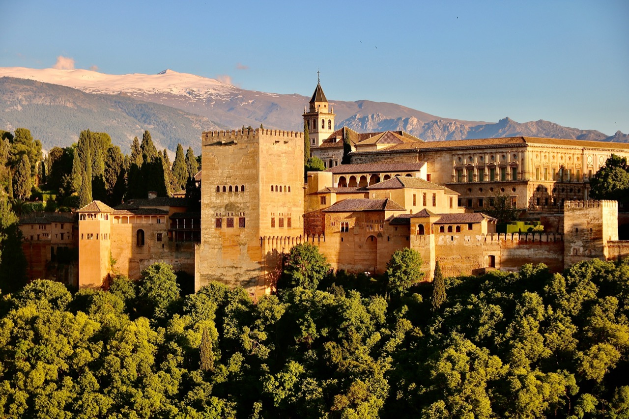 Palác Alhambra v Granade s Nevadou v pozadí
