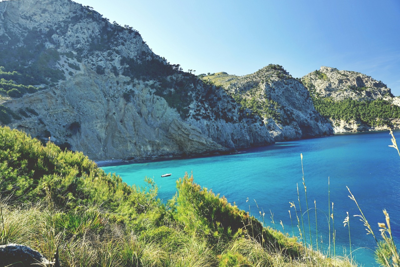 Tyrkysová zátoka Coll Baix pri Alcúdii na Mallorke