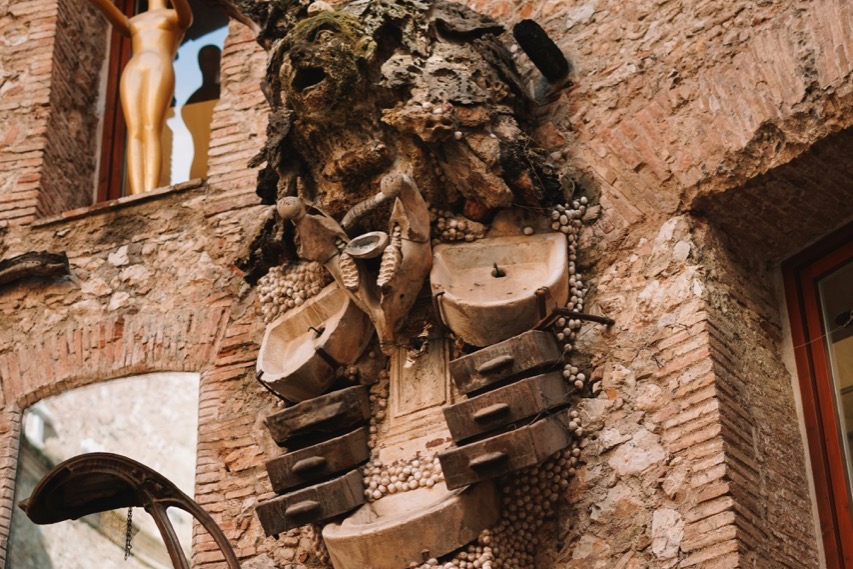 Detail fasády Dalího divadla-múzea vo Figueres