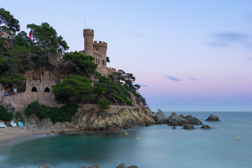 Pevnostná veža na skalnatom pobreží pri Lloret de Mar na Costa Brava