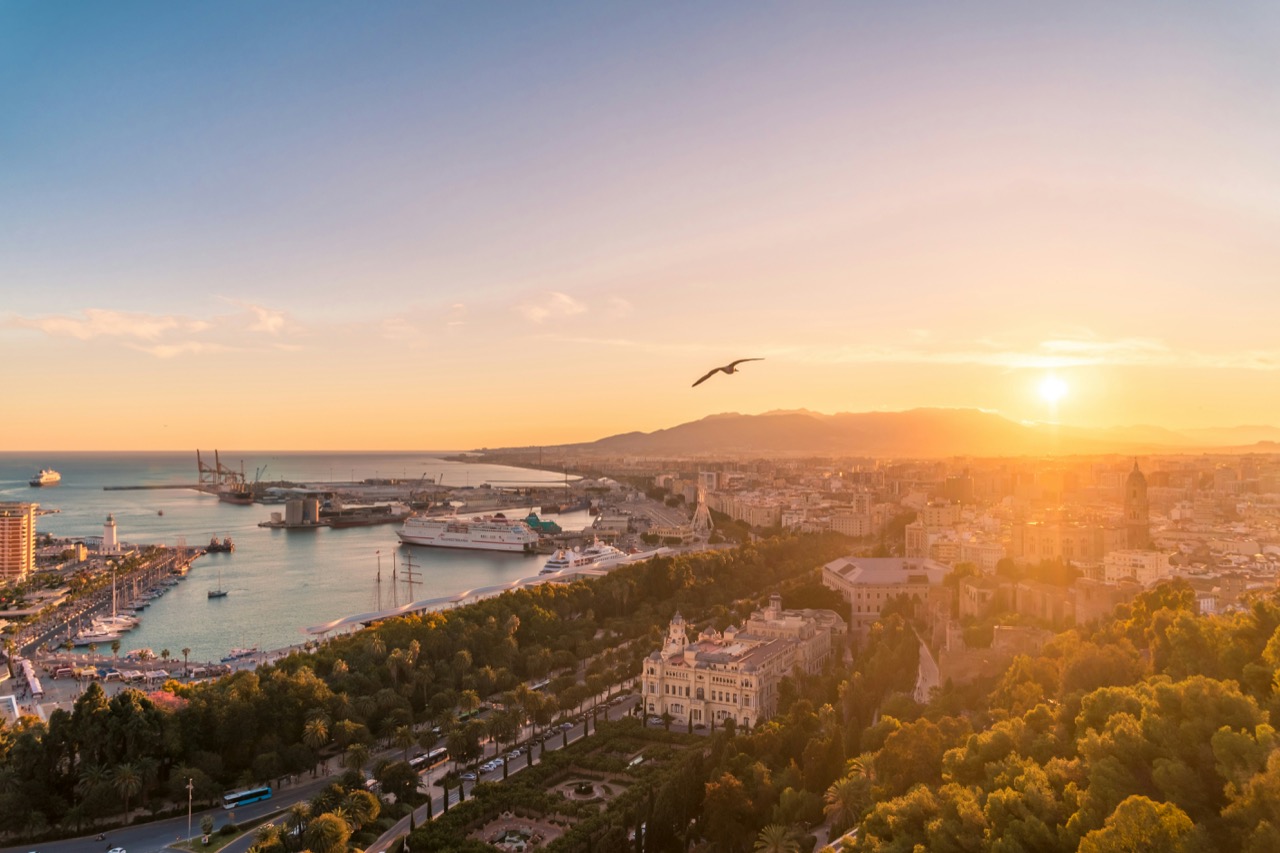 Panoráma mesta a prístavu Málaga pri západe slnka