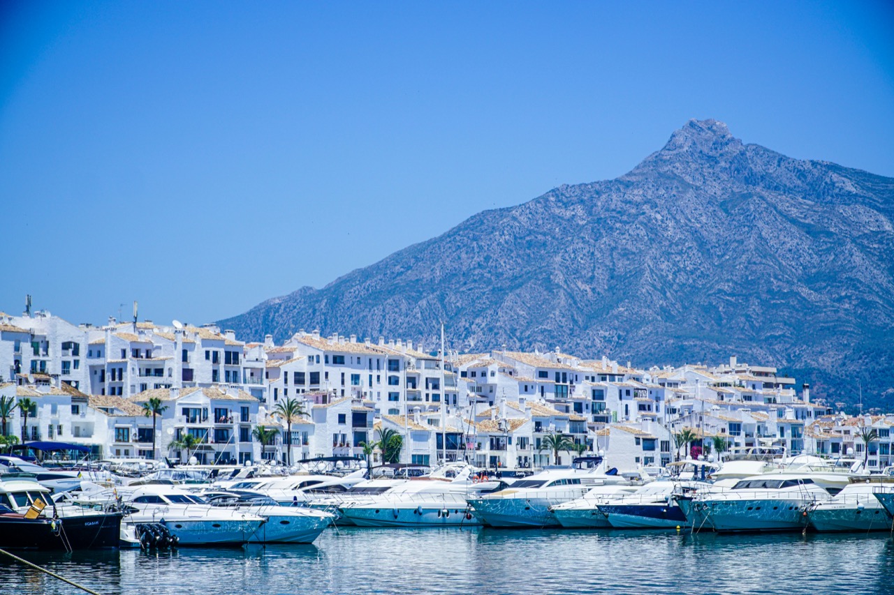 Prístav Puerto Banús pri Marbelle s jachtami a horou v pozadí