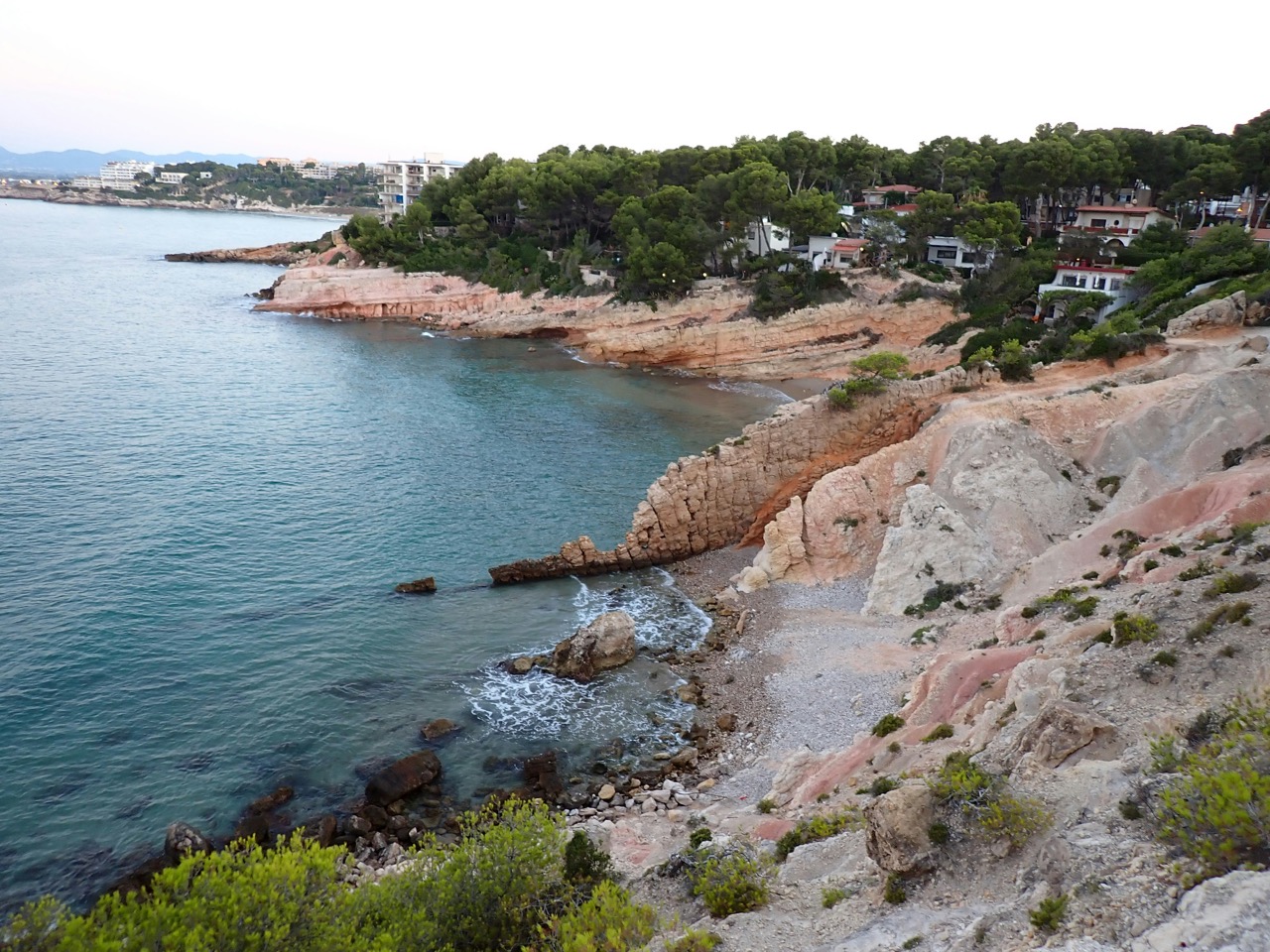 Skalnatá zátoka s borovicami pri Salou na Costa Dorada