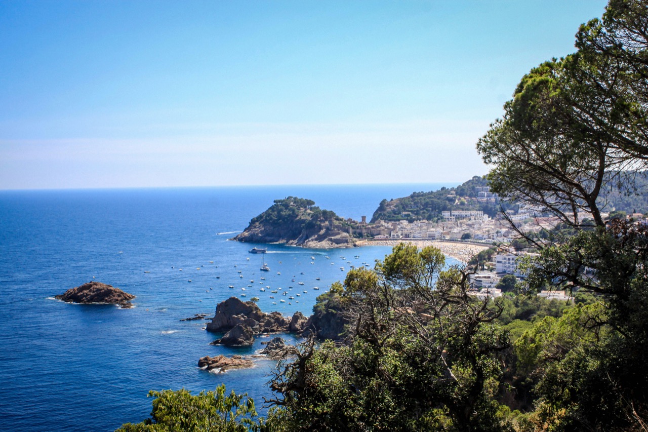 Pohľad na zátoku a mesto Tossa de Mar na pobreží Costa Brava