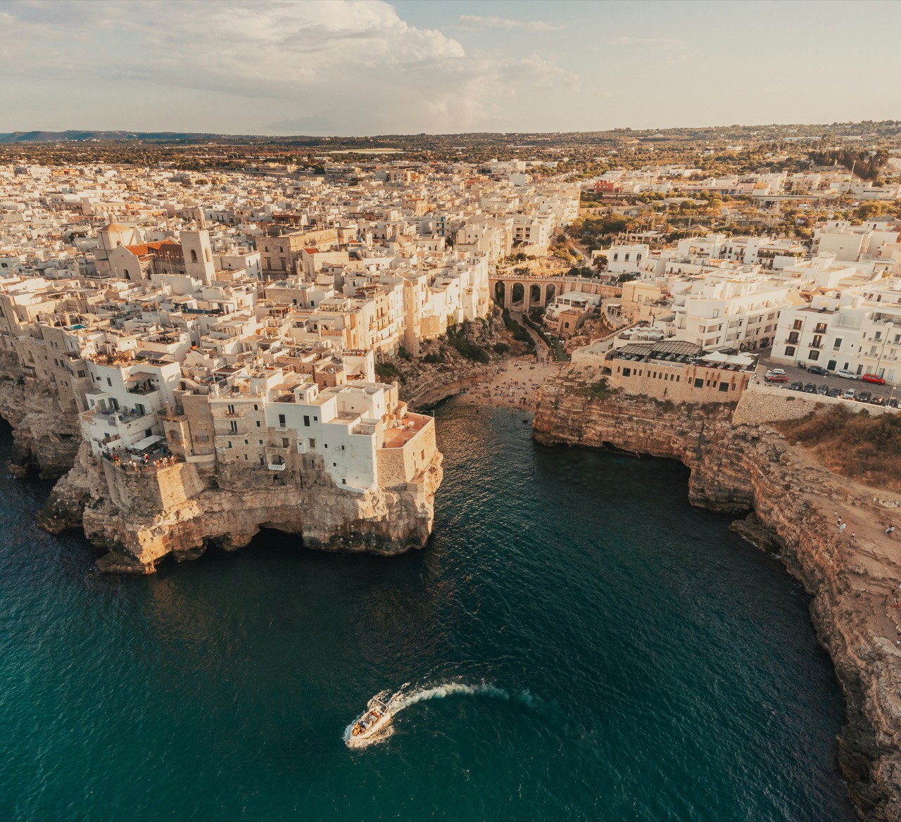 Polignano a Mare na útese nad tyrkysovým morom