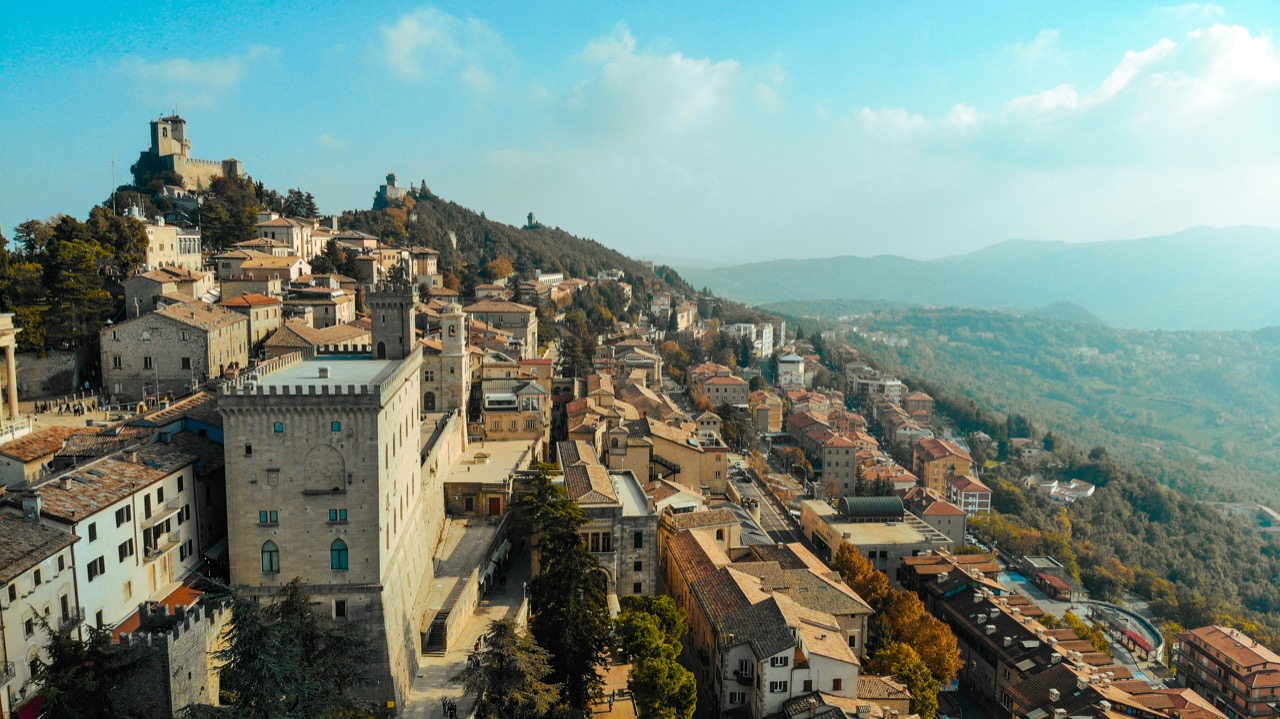 Pohľad na hradby a mesto San Marino
