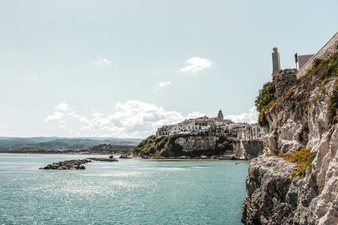 Mesto Vieste na útese nad tyrkysovým morom na polostrove Gargano