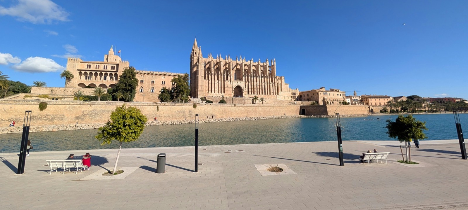 Katedrála La Seu a palác Almudaina pri promenáde v Palme