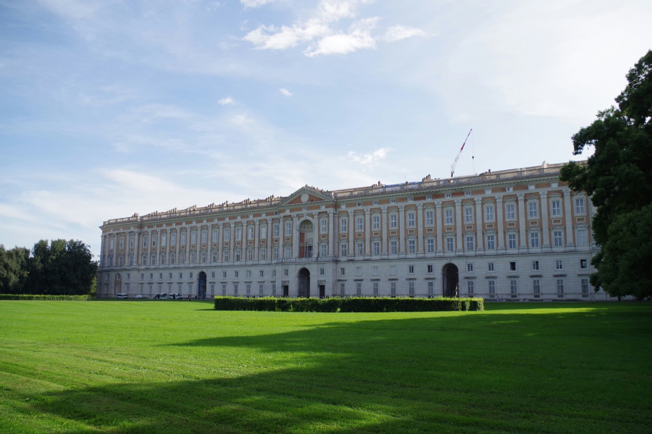Kráľovský palác v Caserte a trávnik pred ním